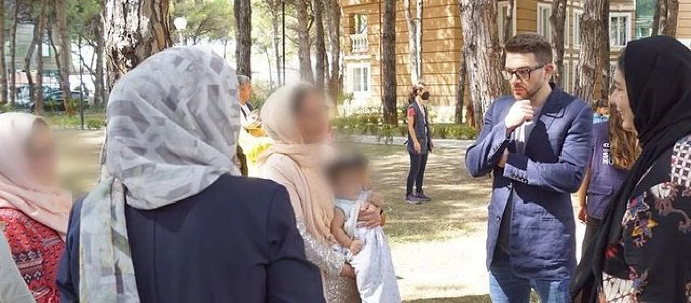 Ο γιος του Σόρος επισκέφτηκε Αφγανούς πρόσφυγες στην Αλβανία